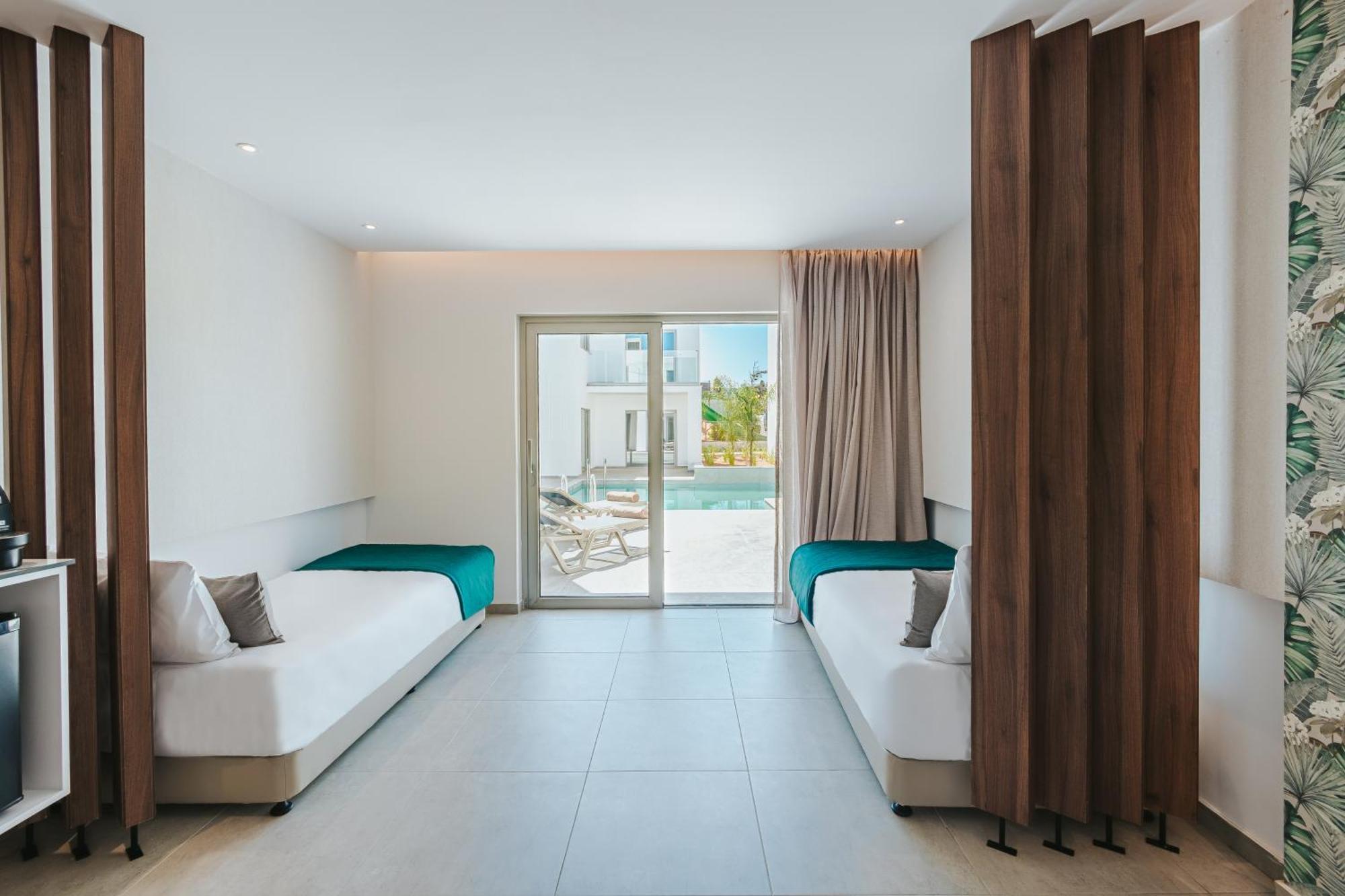 Family Room Swim Up,1636826960:JPEG